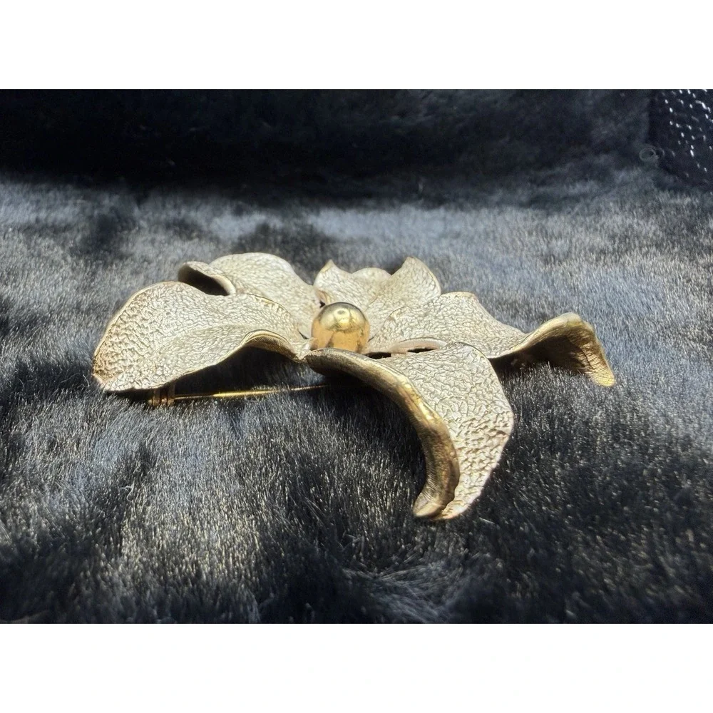Vintage‎ Gold Tone Flower Brooch Pin Statement Jewelry 2.3/4 Inch